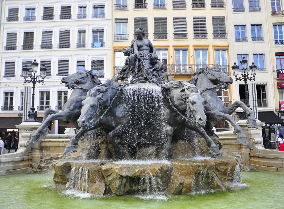 cosa vedere a Lione in un giorno - Place Bellecour fontana